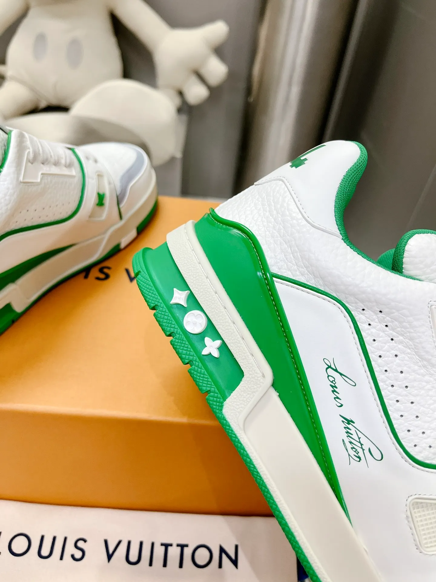 👟👟Ex-factory price 840👟👟The highest version on the Internet⚠️Feel free to compare! 2021🔥New model, purchase quality LV~Louis Vuitton by Virgin Abloh’s best-looking sneakers, Donkey Brand strongly recommends new products, official website limited edition retro basketball sneakers! Both high and low tops cost money to purchase 1:1 accurate replicas of the originals. The details are invincible, full of sincerity, imported custom-made original cowhide, the original package method is the same, the details are 100% restored, and the private model customized the original one-piece T👟👟factory price U outsole, which is different from other brands. Without the original version, this effect cannot be achieved! 35-45 (46 is custom-made and non-refundable) Some colors are available in women’s styles